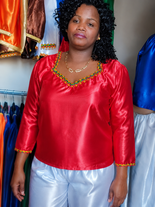Haut en satin rouge