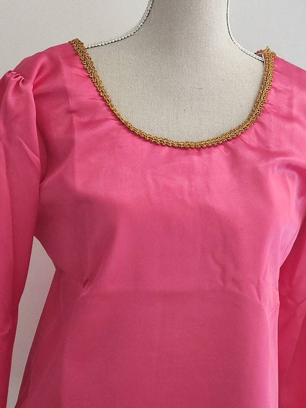Haut en satin rose brillant