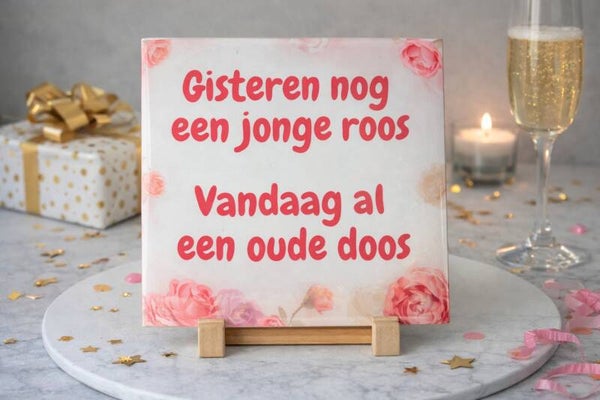 Tegeltje “Gisteren nog een jonge roos, vandaag al een oude doos”