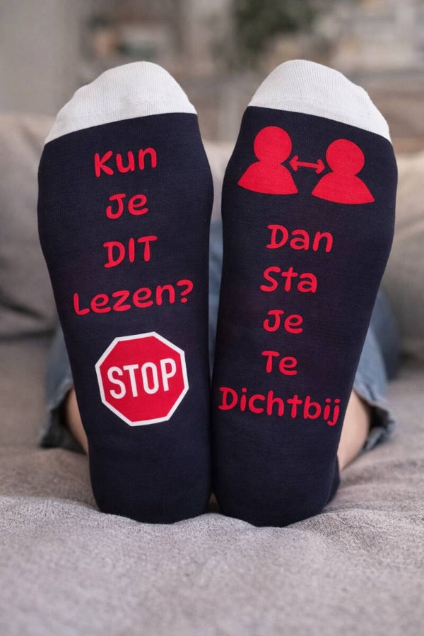 Grappige sokken “Kun je dit lezen? Dan sta je te dichtbij