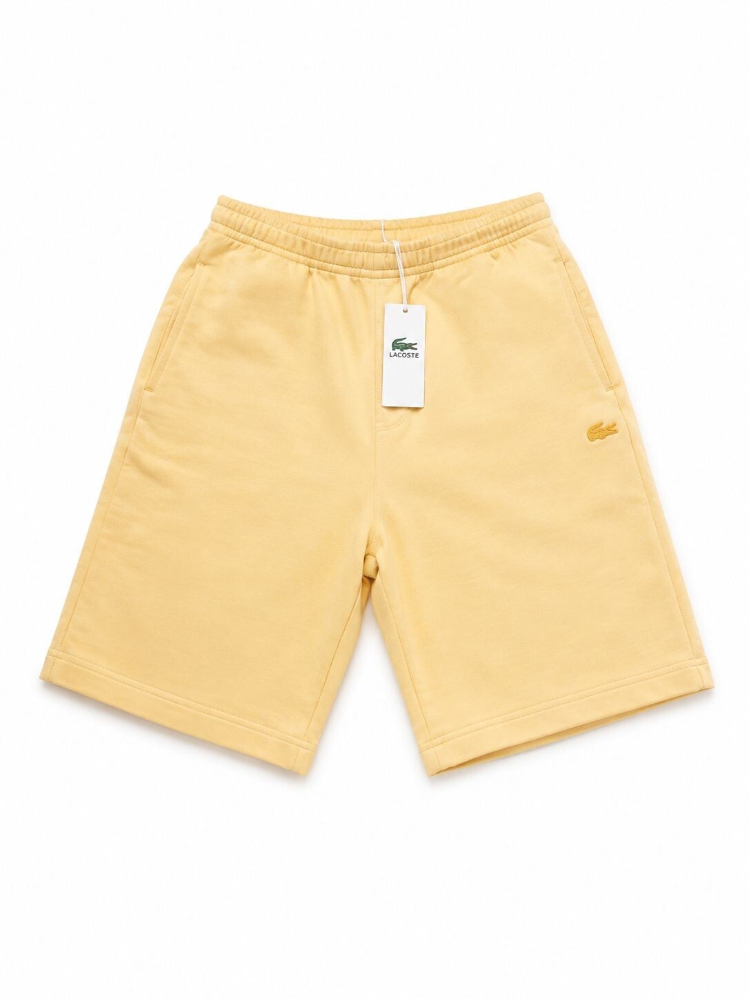 Short Lacoste jaune pastel – Minimalisme & confort premium