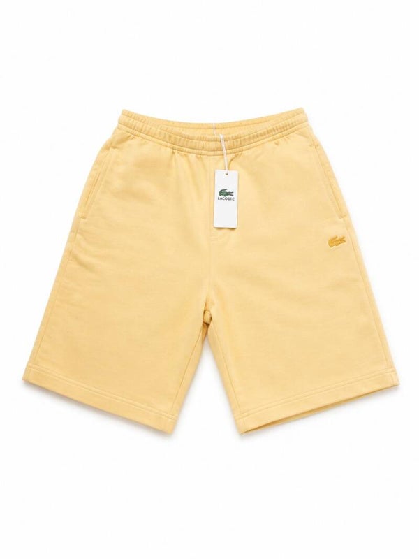Short Lacoste jaune pastel – Minimalisme & confort premium