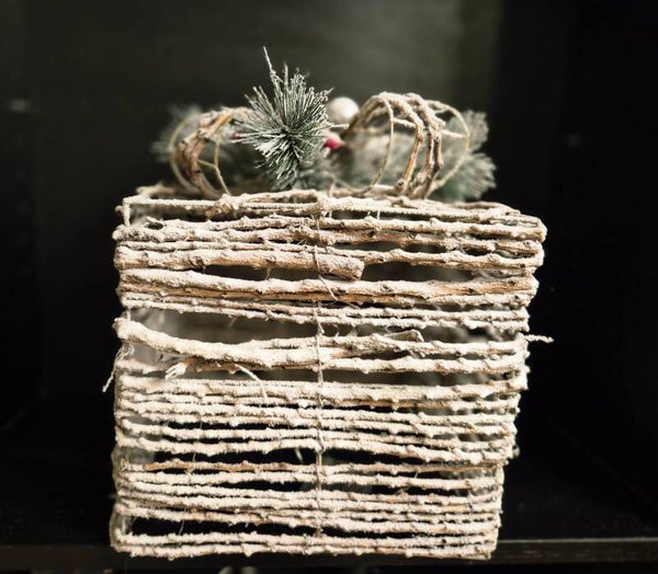 Cadeau van houten takken met sneeuw