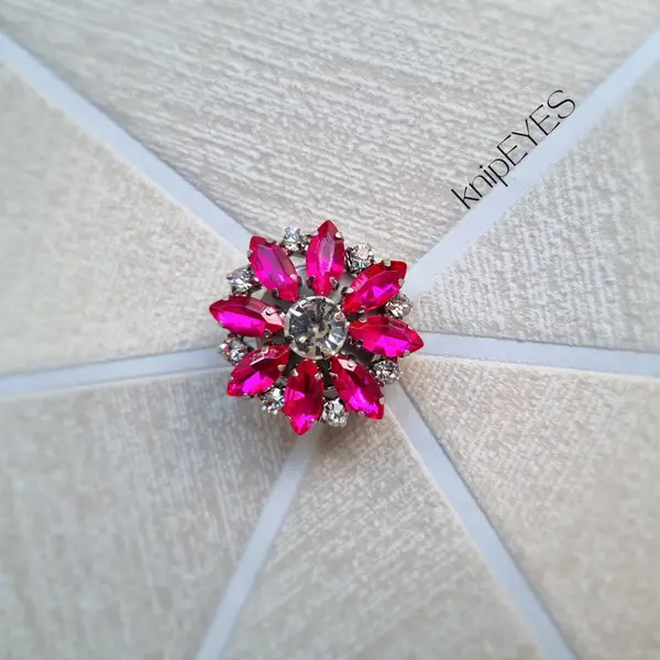 Knoopclip Diamond Flower Fuchsia ♡ (per stuk