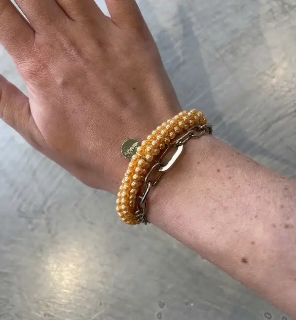 Stiekie gouden parel