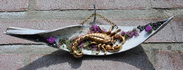 "Schorpioen in het Paars" Bananenblad Hanger