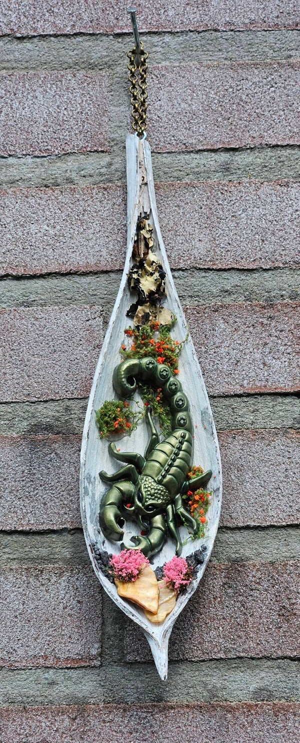 "Schorpioen in Bloei" Hanger Bananenblad