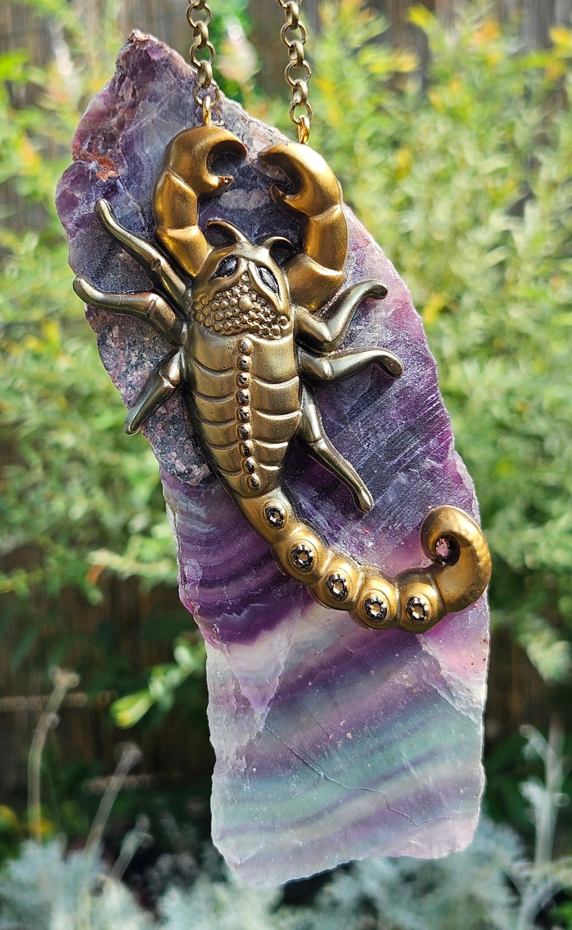 Hanger Schorpioen op ruwe Fluoriet plak