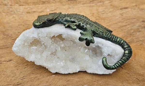 Hagedisje op Bergkristal Geode