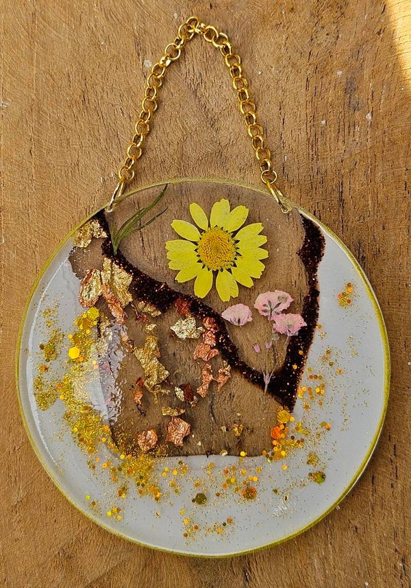 "Muurcirkel" Klein White Golden Flowers 2