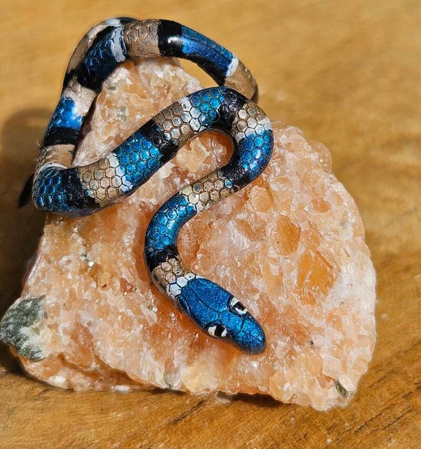 Slangetje op ruwe Orchidee Calciet