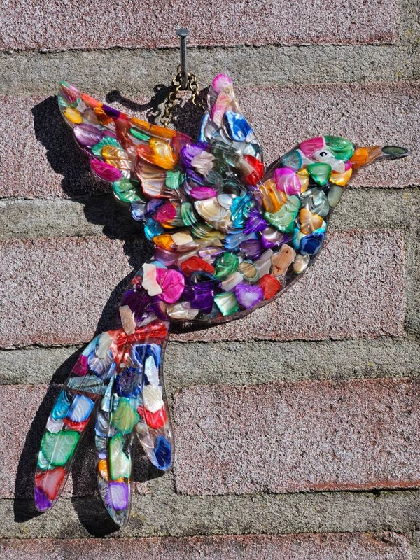 "Luma the Hummingbird" Gekleurde stukjes schelp