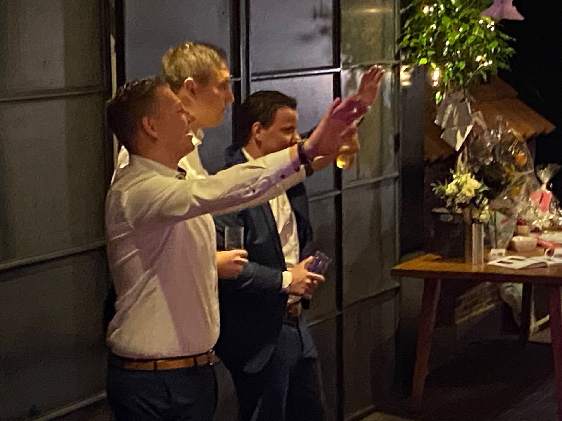 Sfeerbeeld van een feest met DJ van Anervo Entertainment