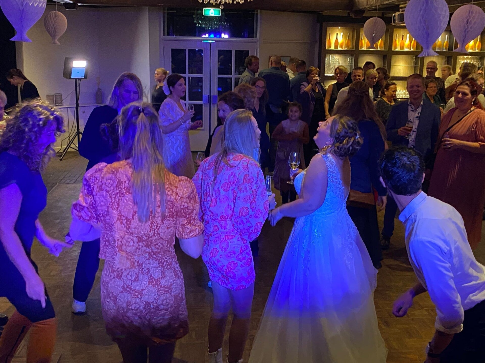 DJ William tijdens een feest bij Auberge 't Asje in Dalfsen