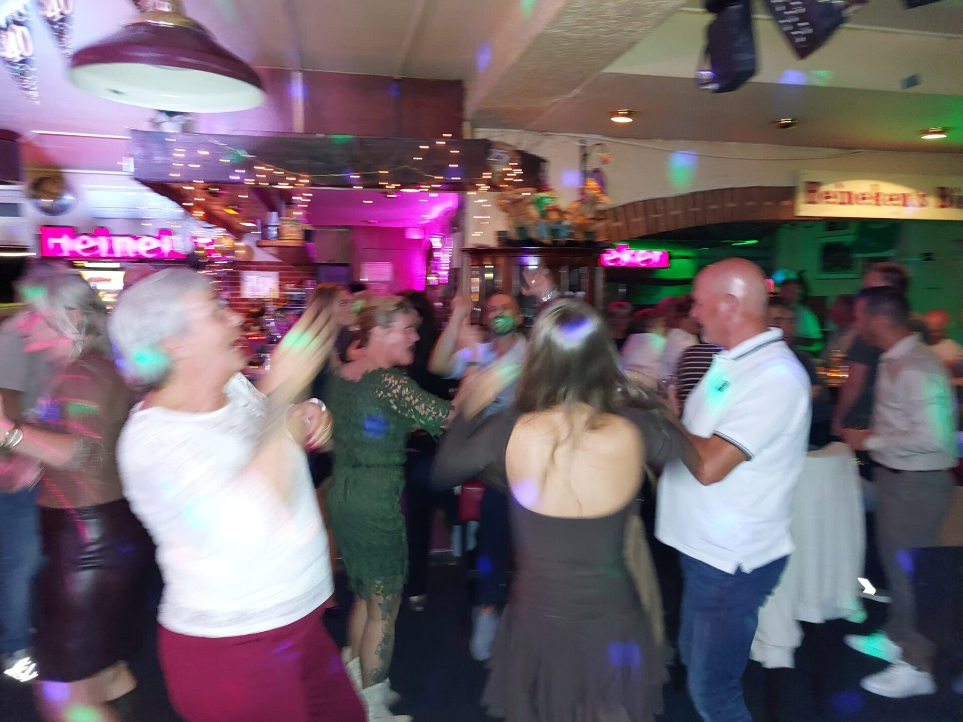 Sfeer tijdens het verjaardagsfeest bij Café Boslust in Groesbeek
