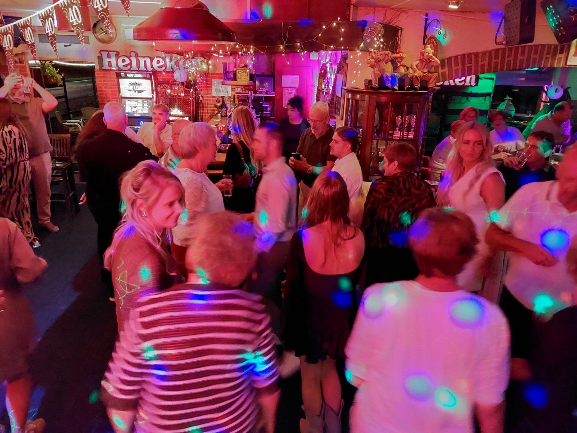 DJ Marcel tijdens een verjaardagsfeest bij Café Boslust in Groesbeek