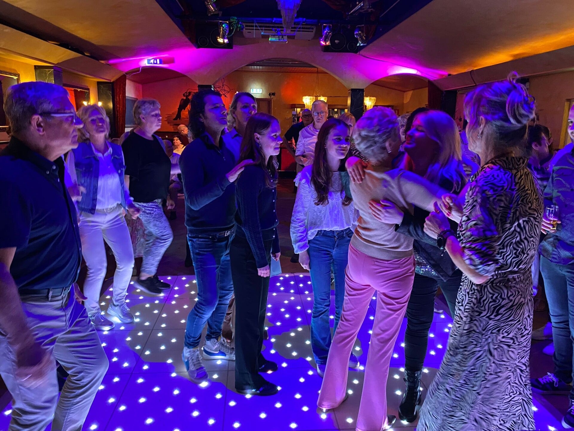 Sfeer tijdens een feest met complete DJ-show