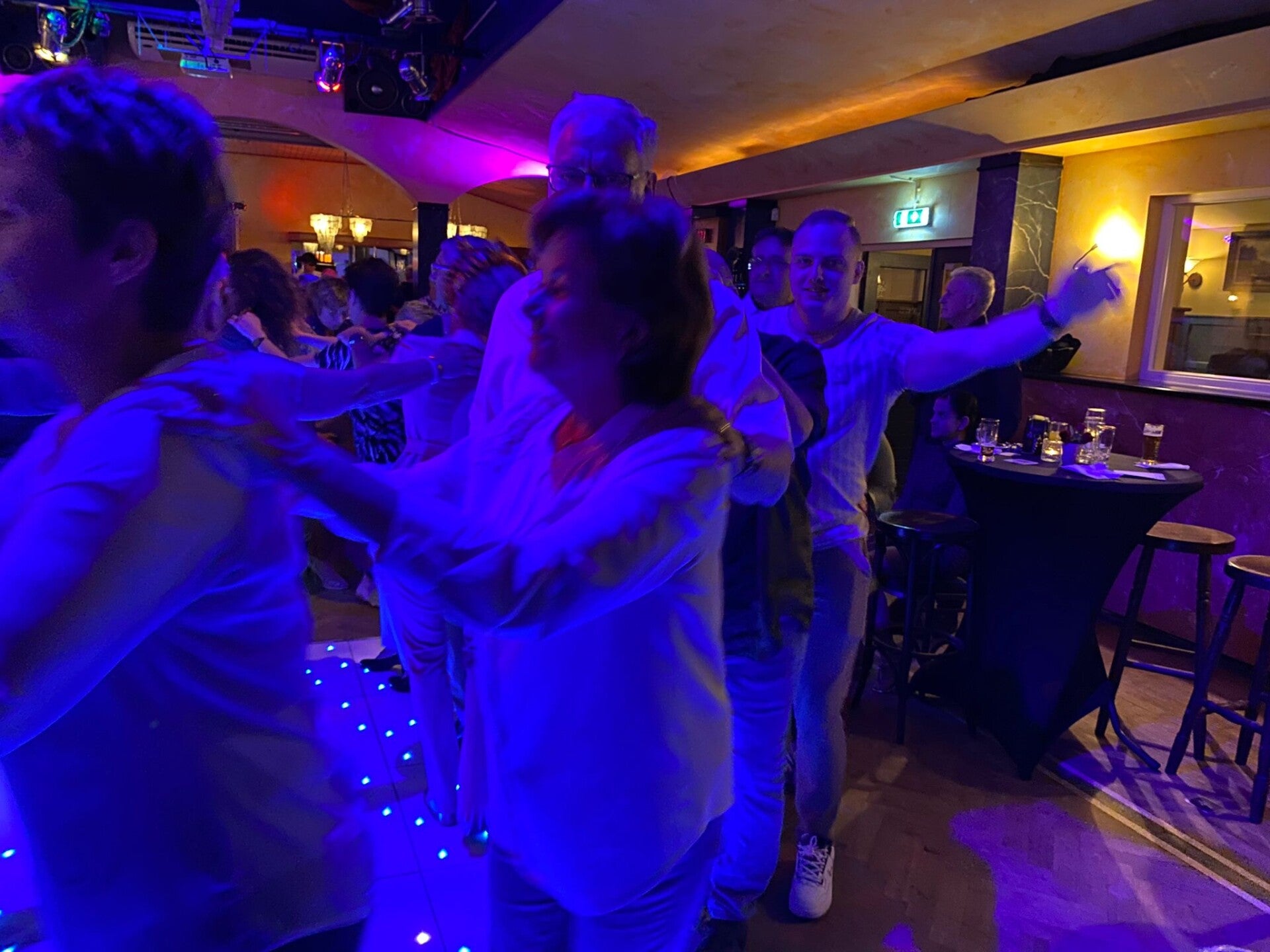 Allround DJ tijdens een feestavond