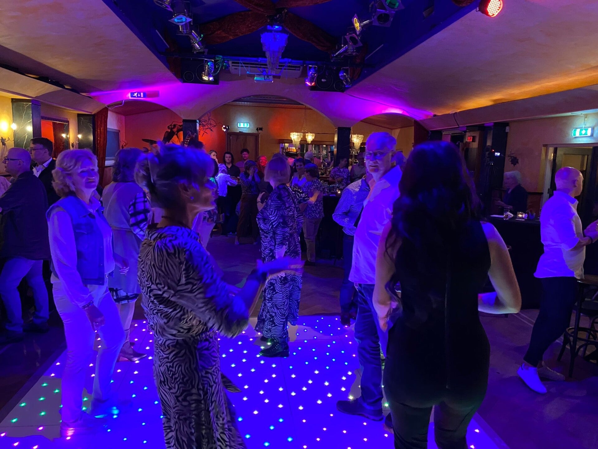 Uitgebreide DJ-show met feestverlichting
