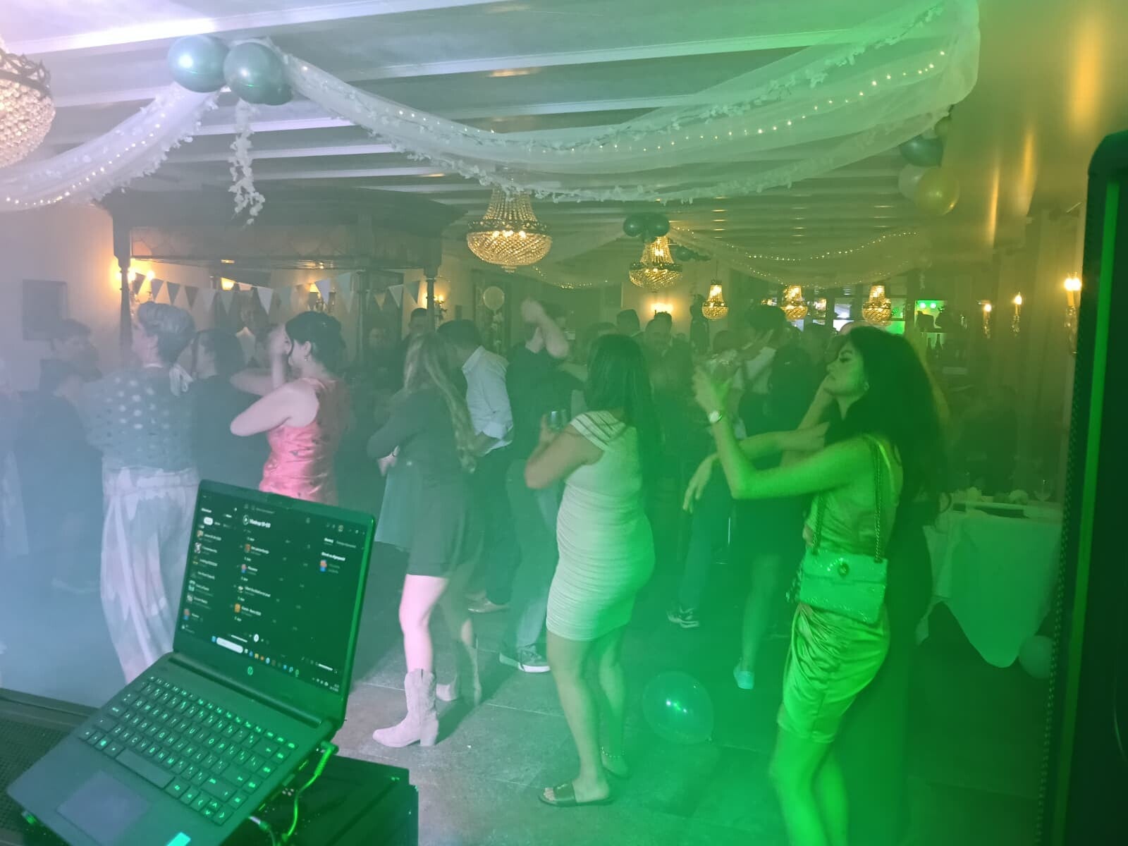 DJ Robert tijdens een bruiloft bij De Hoeskamer Vlodrop