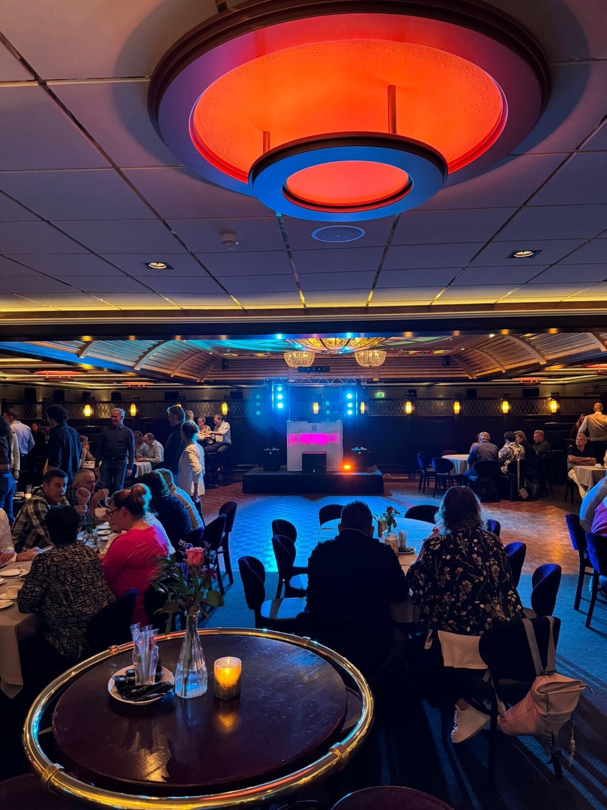 Blik op de feestzaal van De Poppe in Markelo