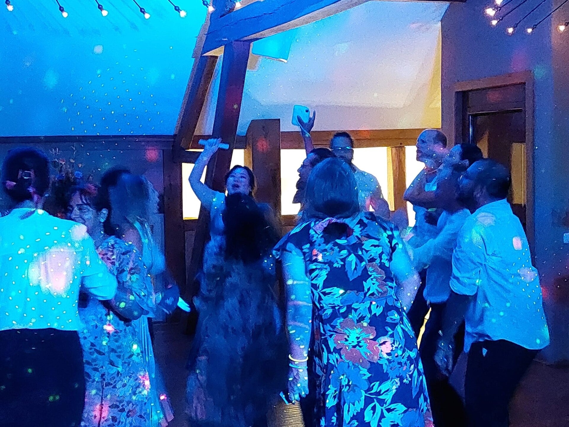 DJ Marcel tijdens een feestavond in Overijssel