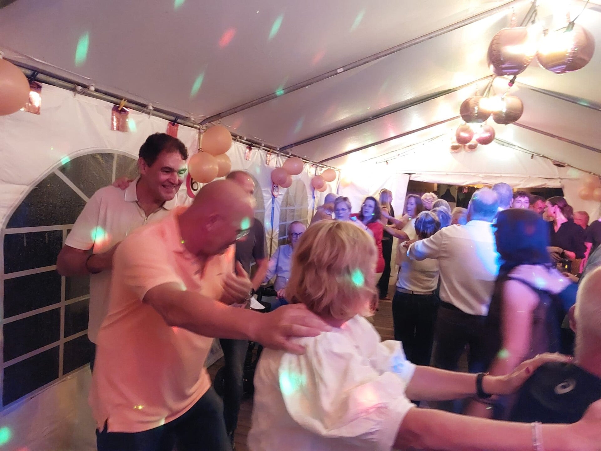 Allround DJ van Anervo Entertainment tijdens een feest in Rijssen