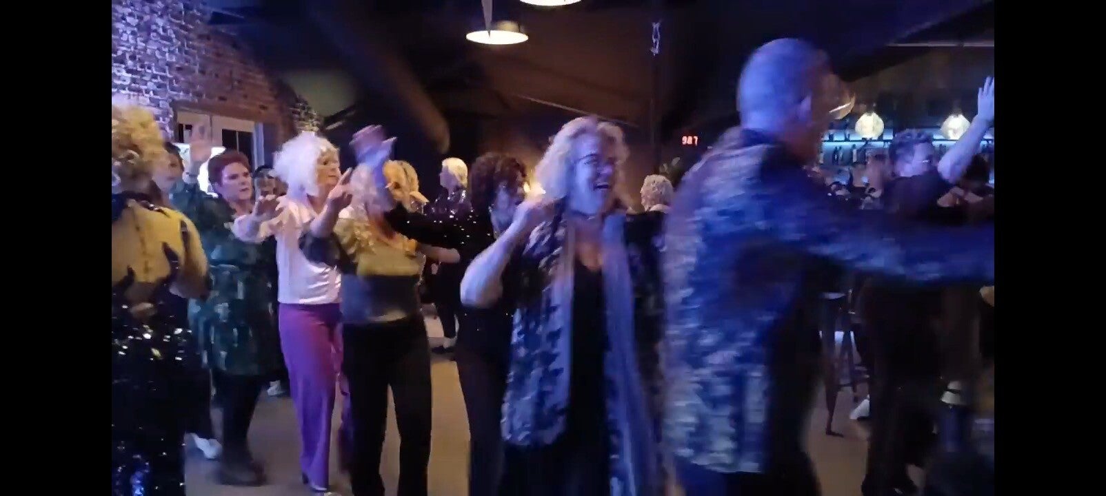 DJ Robert tijdens een verjaardagsfeest bij Reggehoeve in Hellendoorn