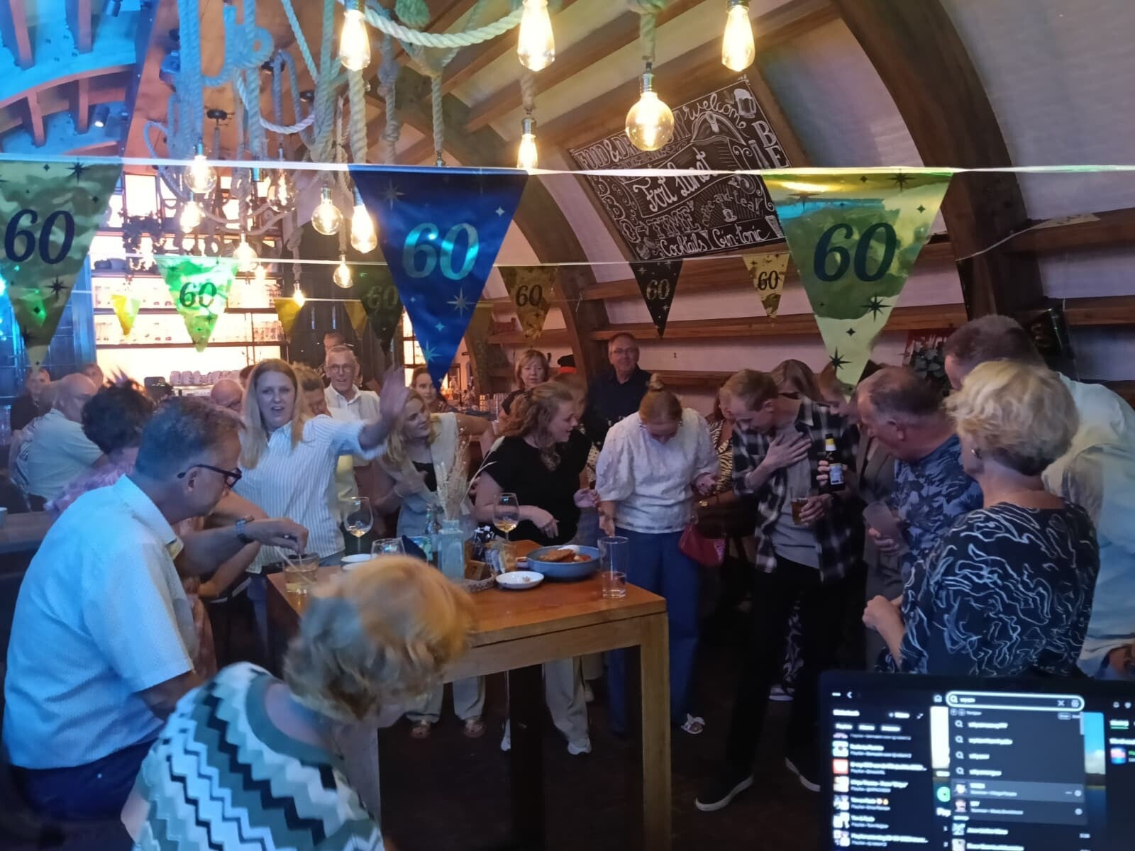 DJ Robert tijdens een feest van Anervo Entertainment