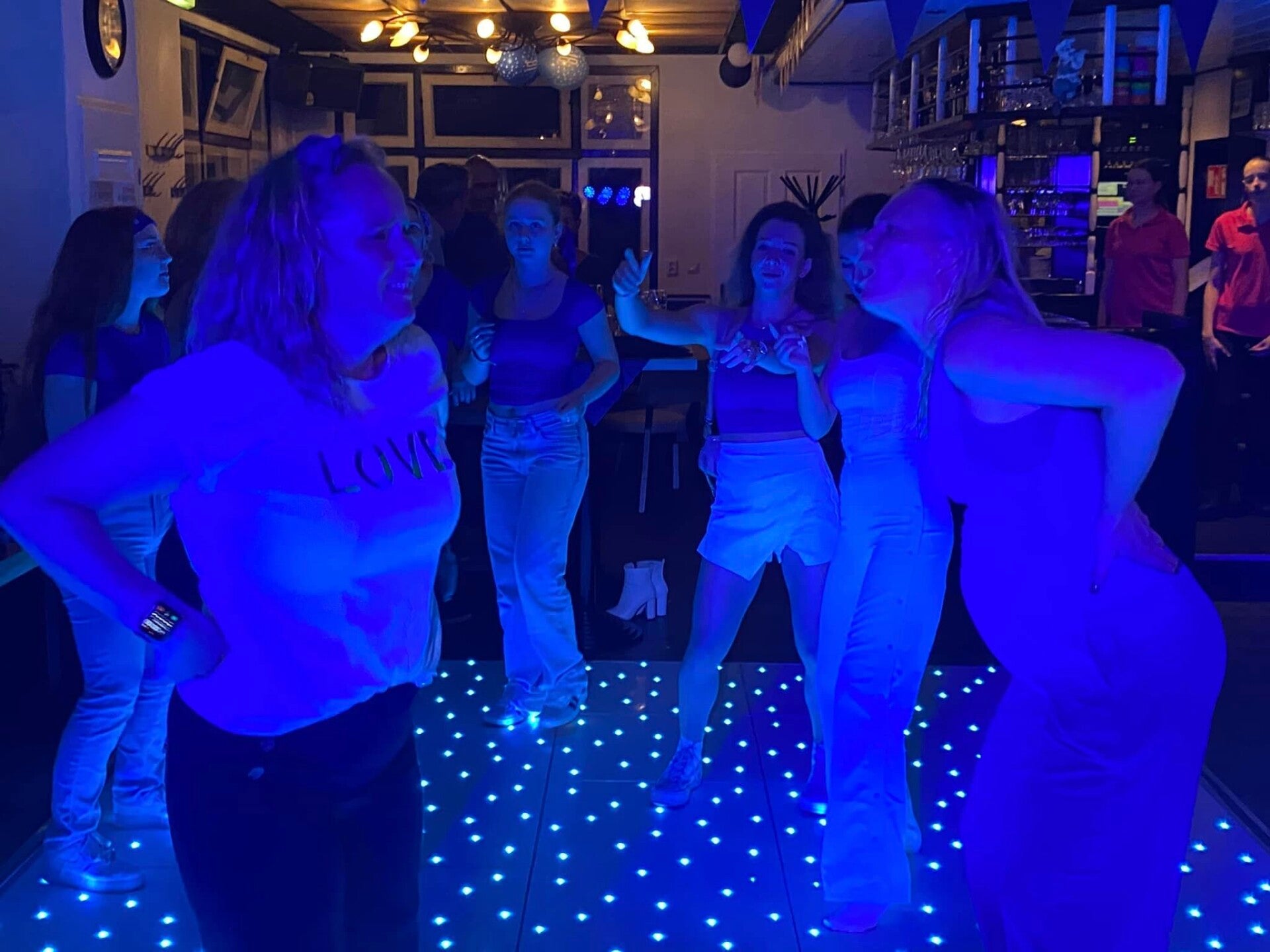 DJ William tijdens een feestavond van Anervo Entertainment