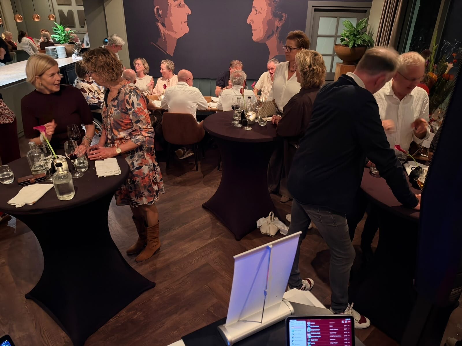 DJ Floris tijdens een 40-jarig huwelijksfeest in Fluitenberg