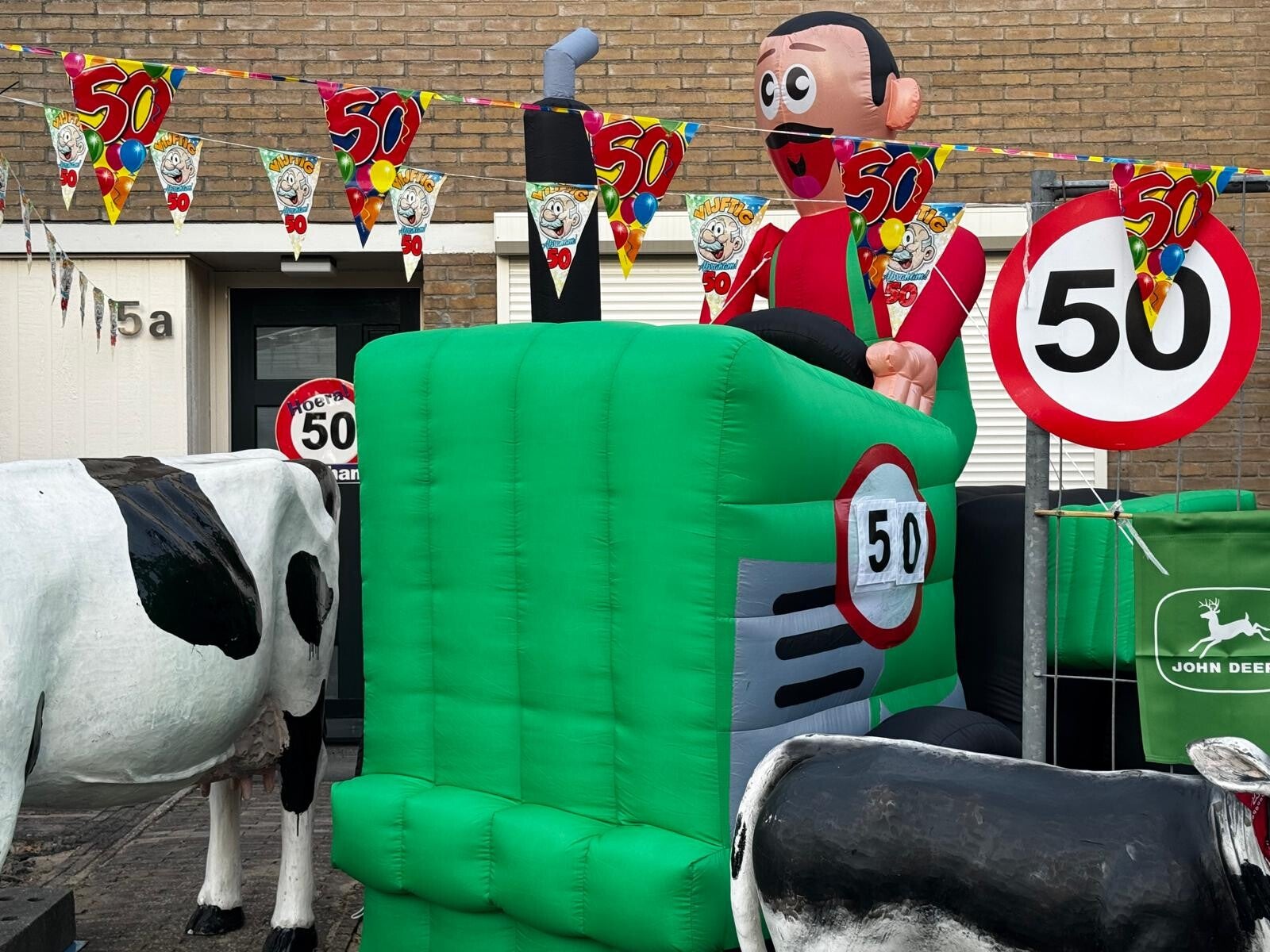 Opblaasbare Abraham op een groene Tractor 3,5m huren – omgeving Nijverdal