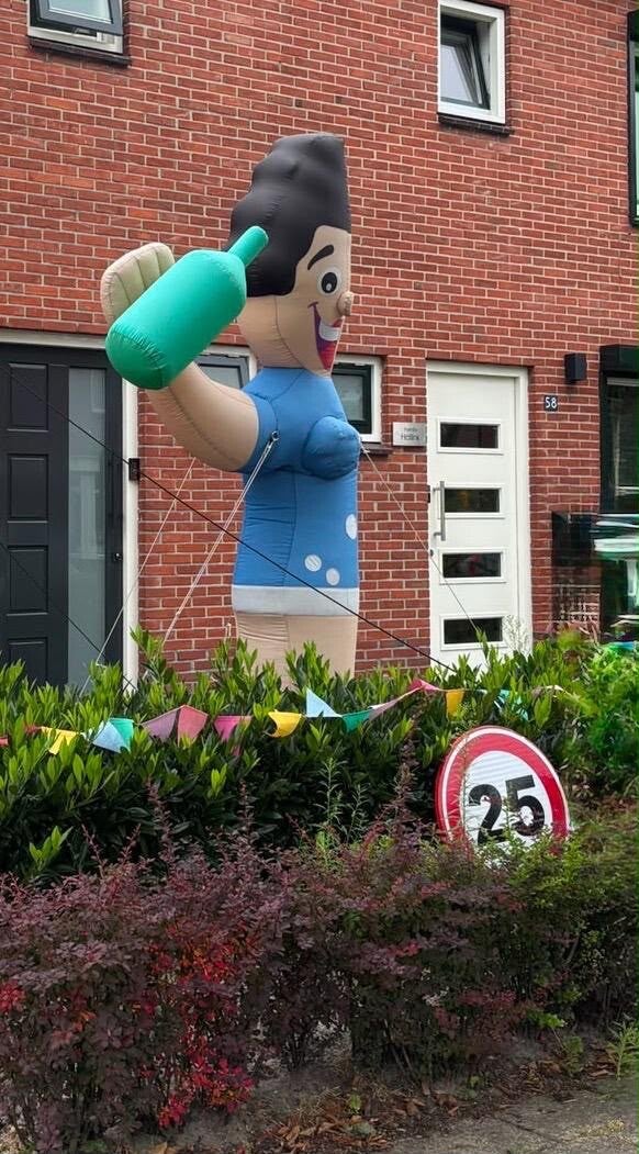Opblaasbare Halve Sarah met wijnfles 3m huren – Regio Nijverdal