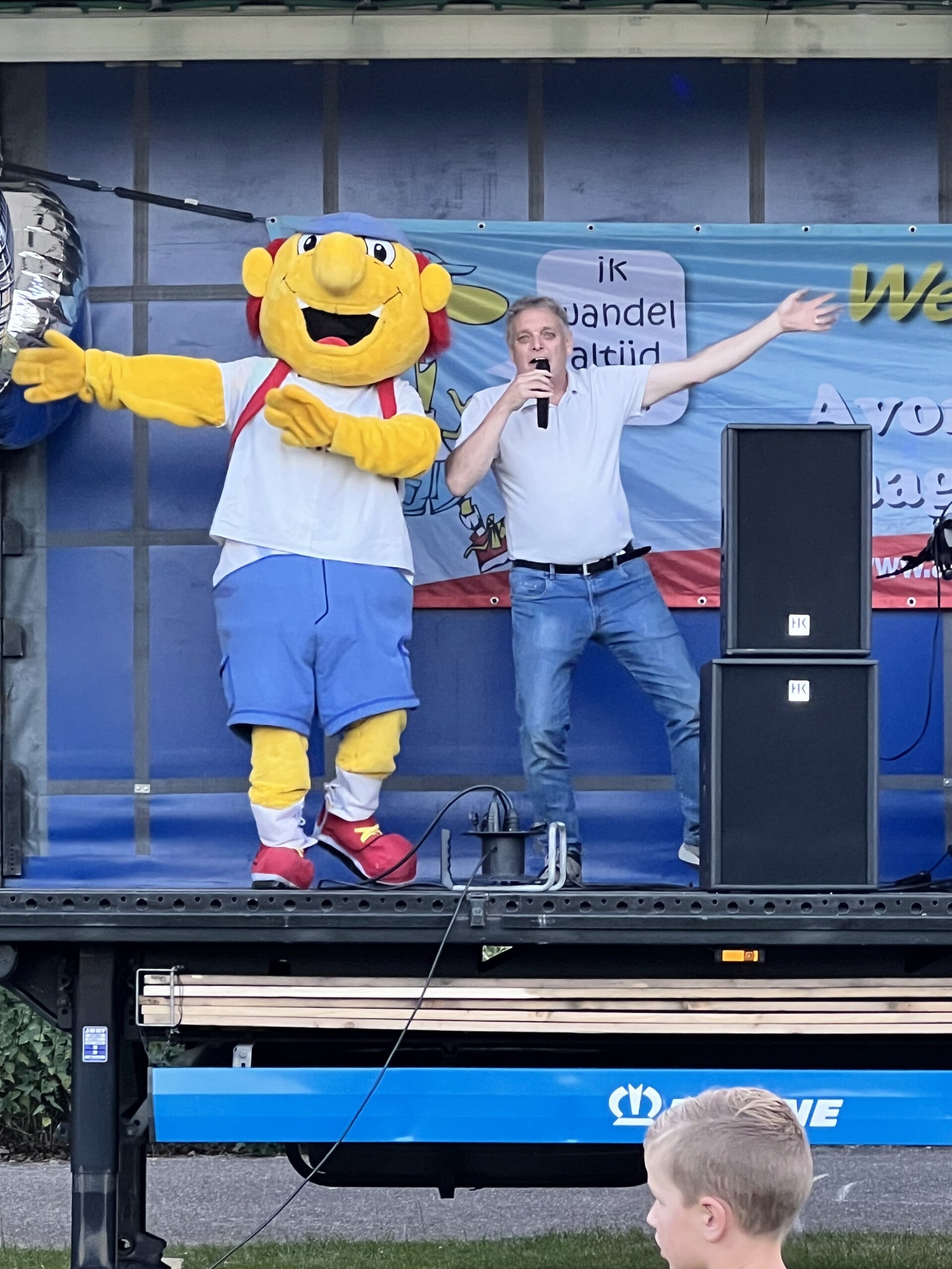 DJ Marcel tijdens de intocht van de Avond4daagse in Nijverdal