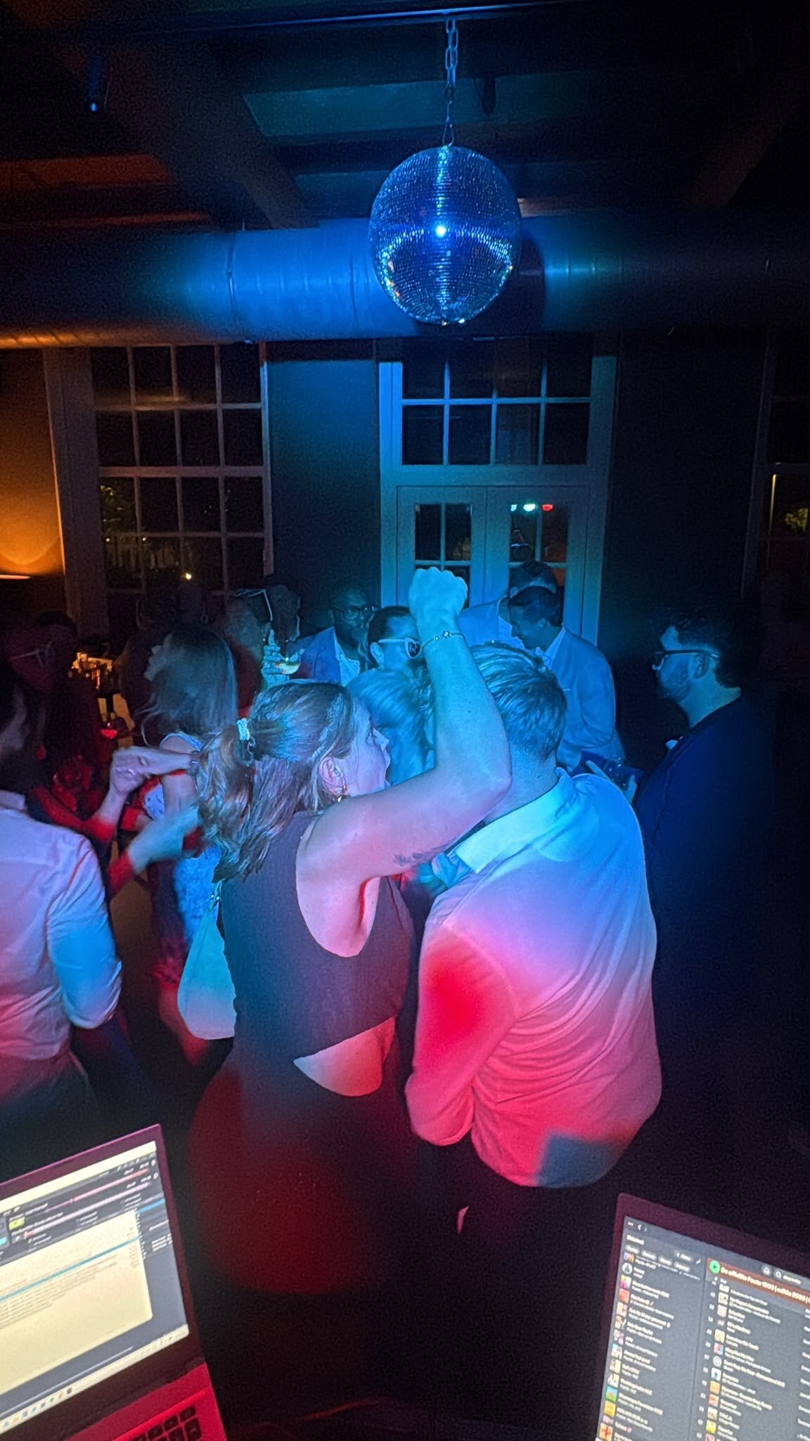 Dansvloer tijdens een feest met DJ in Woerden