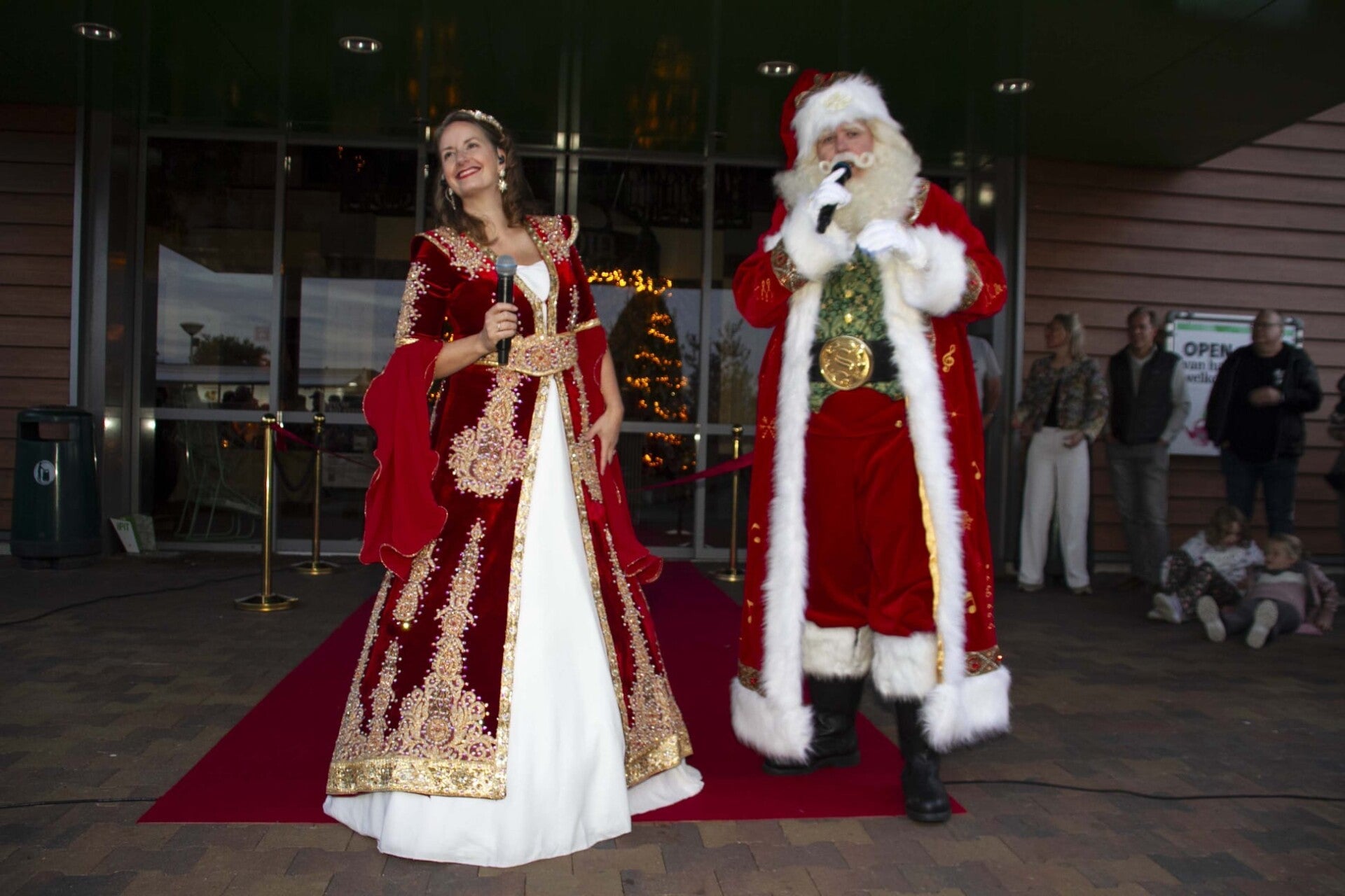 Zingende Kerstman met Kerstvrouw