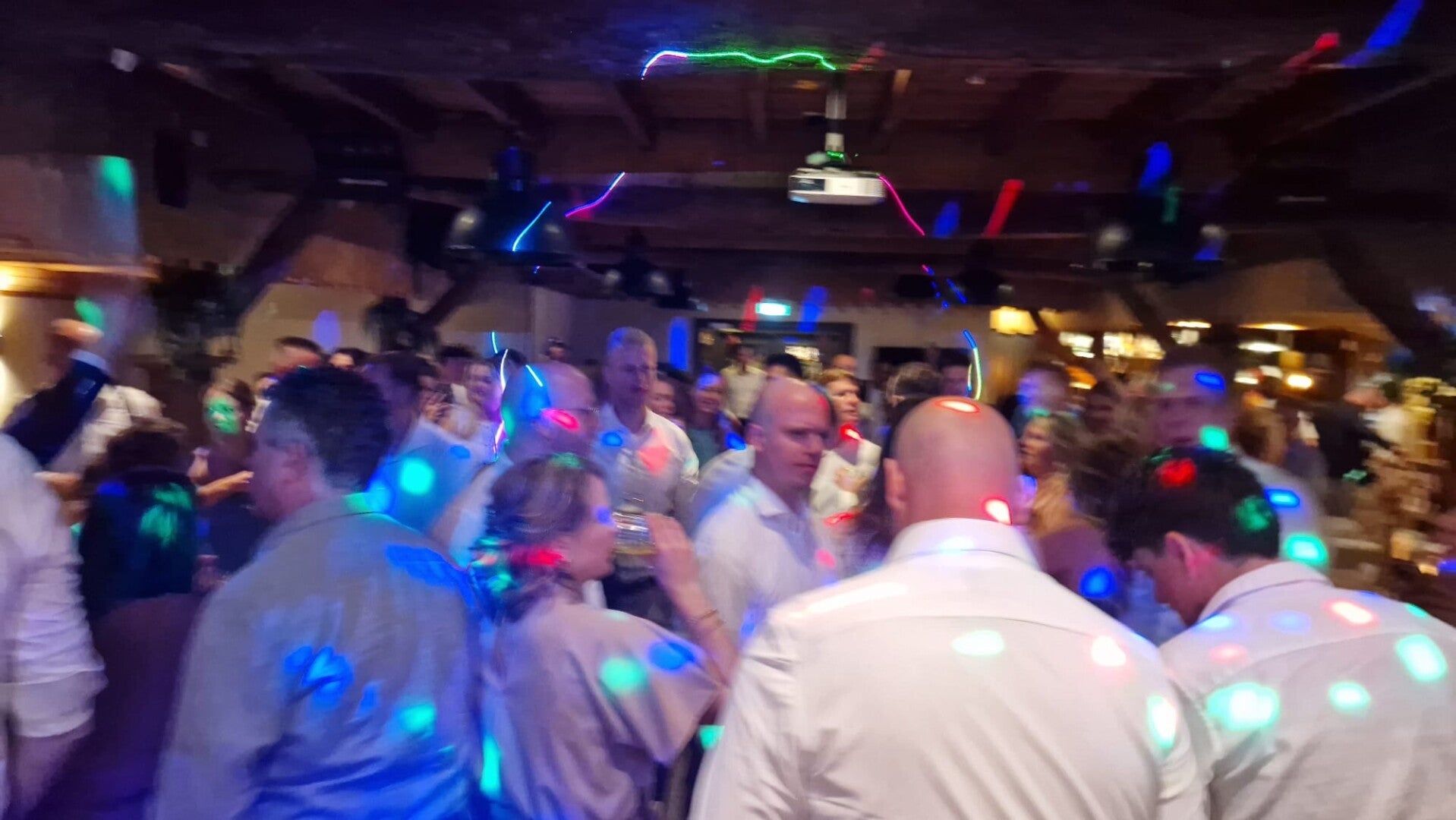 Sfeer tijdens het bruiloftsfeest bij Landgoed Het Rheins in Enter