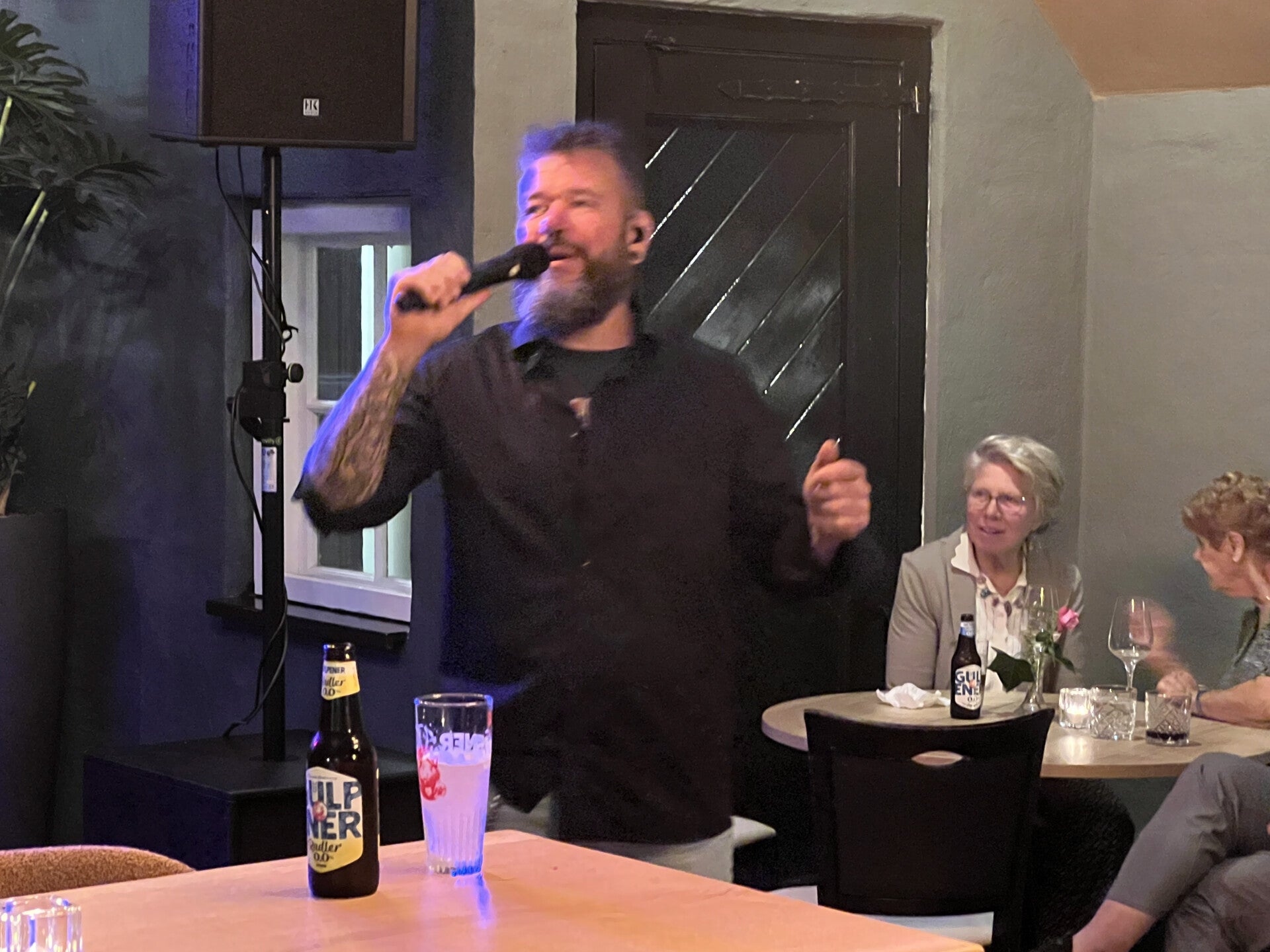 Zanger Jan tijdens een bedrijfsfeest bij De Bagatelle in Marienheem