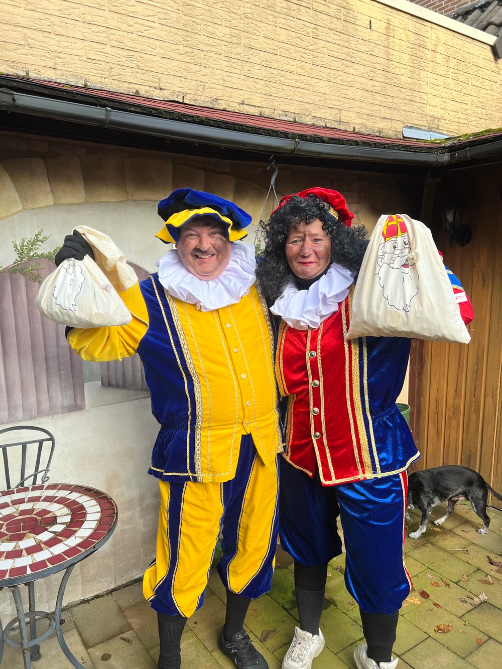 Roetveeg Pieten tijdens een huisbezoek