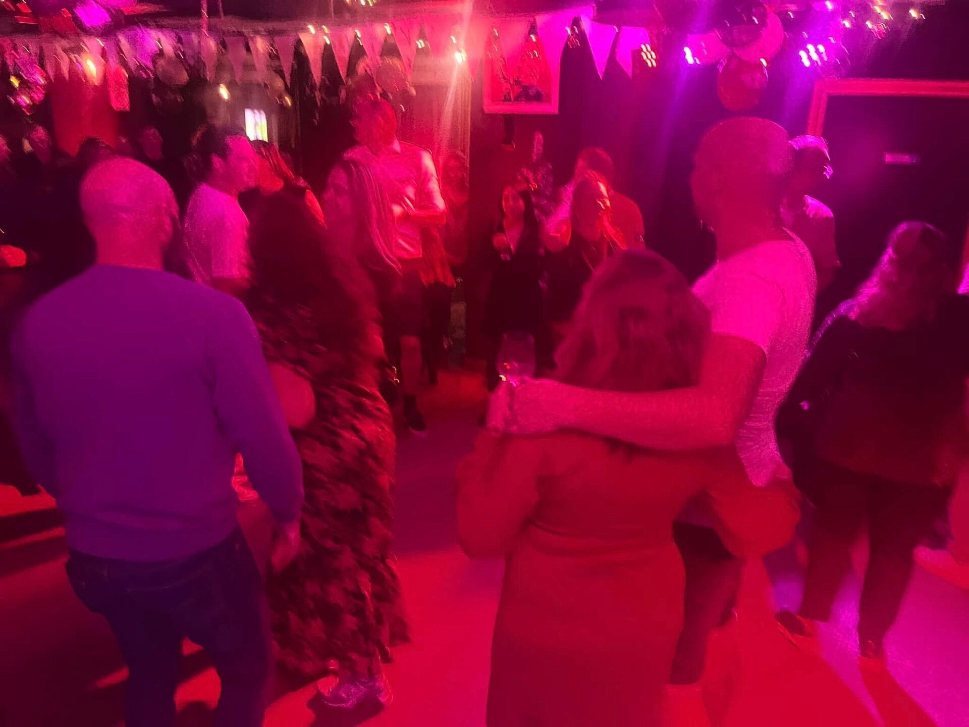 DJ Bart tijdens een feestavond bij Muziek Café Cash in Arnhem