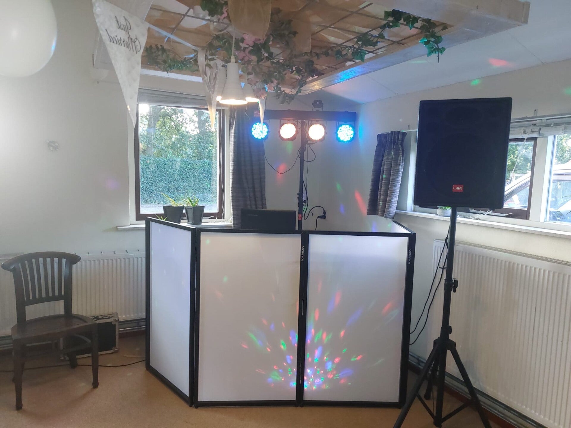 DJ Marcel met complete DJ-show tijdens bruiloft bij Krakeel in Noordscheschut
