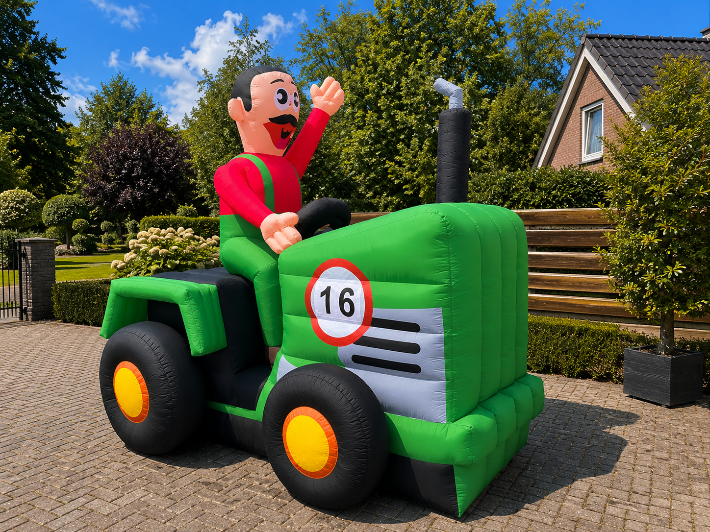 Opblaasbare Abraham op een groene Tractor 3,5m huren – omgeving Nijverdal