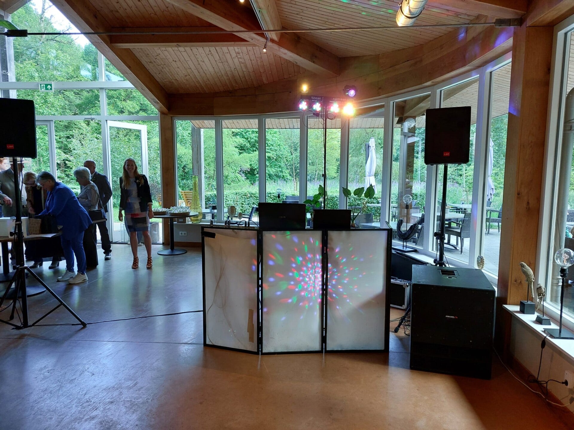 DJ-opstelling van Anervo Entertainment tijdens een feest