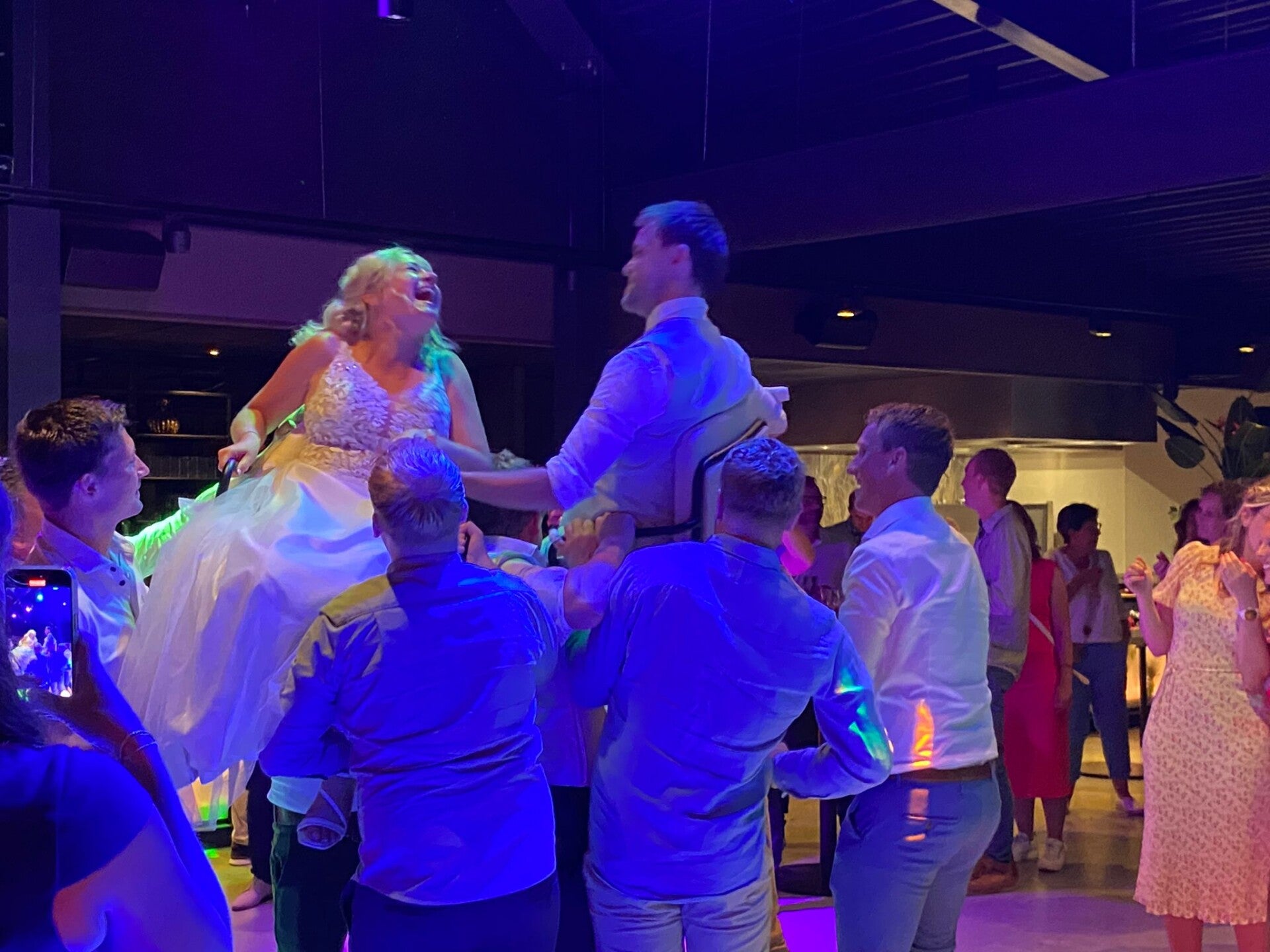 Feestavond met professionele DJ-show en lichteffecten