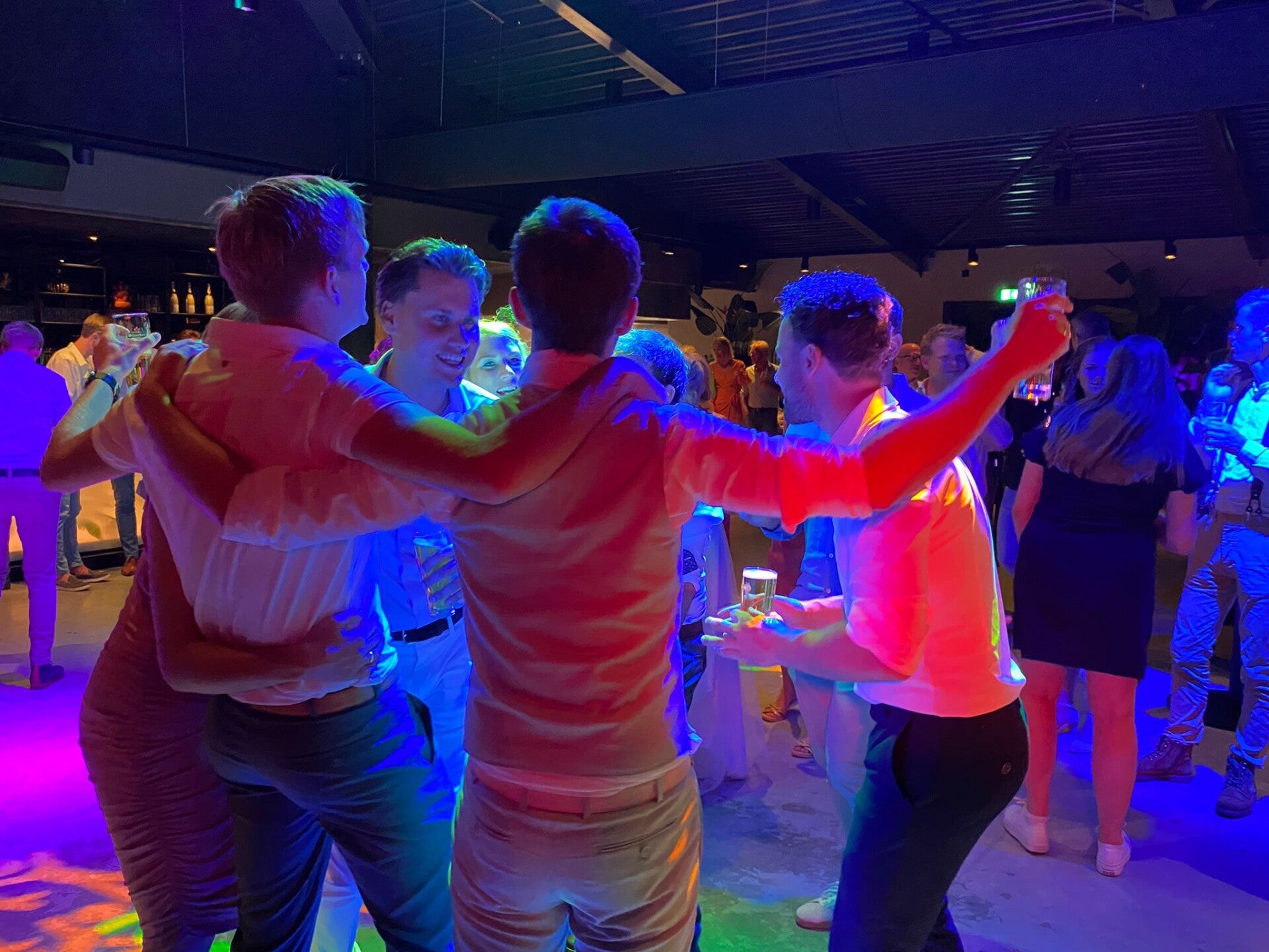 Sfeer tijdens een feest met DJ van Anervo Entertainment