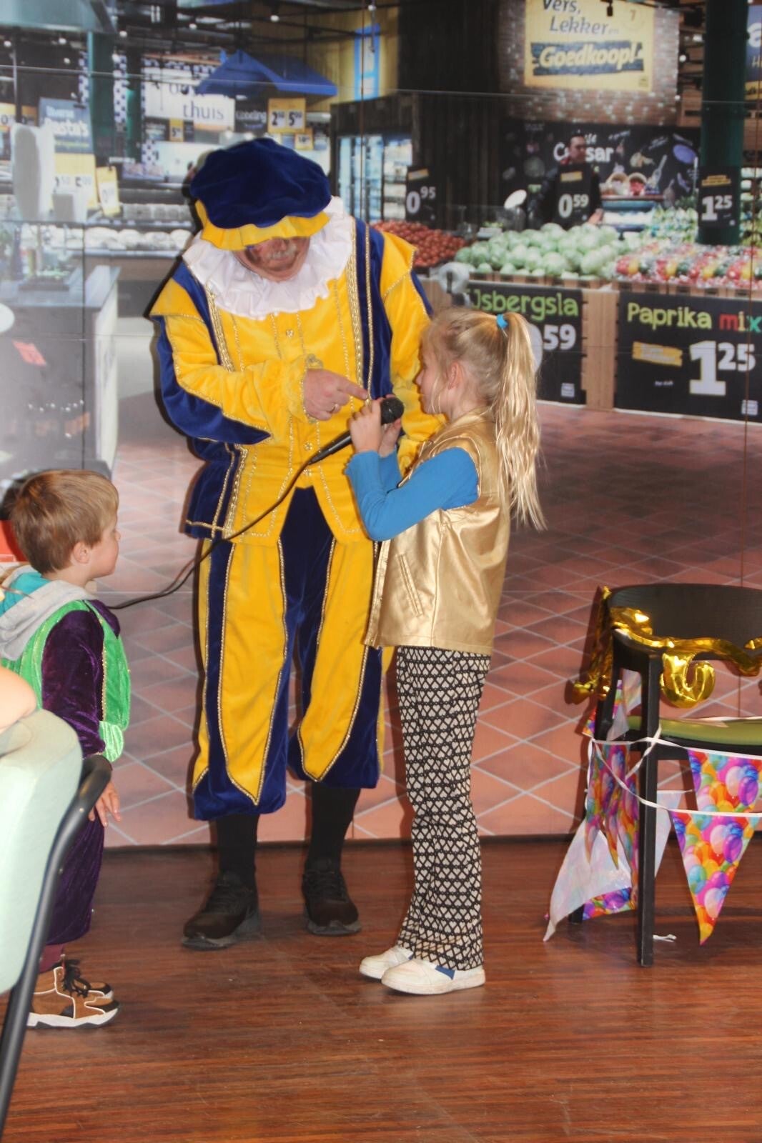 Piet met microfoon tijdens winkelactie