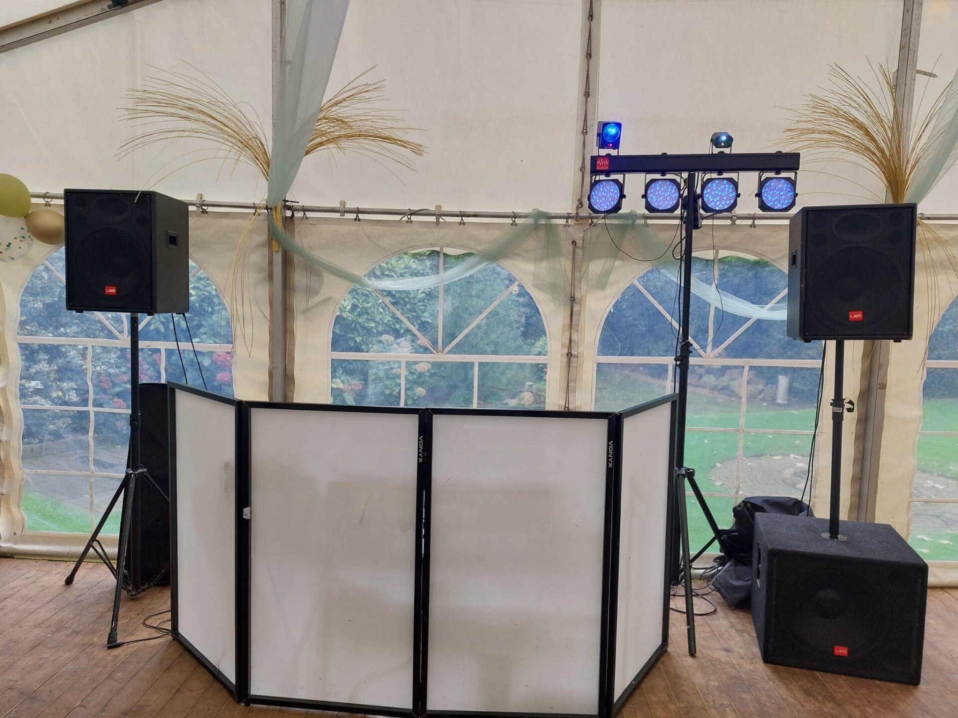 DJ Marcel tijdens het dubbele jubileumfeest in Raalte
