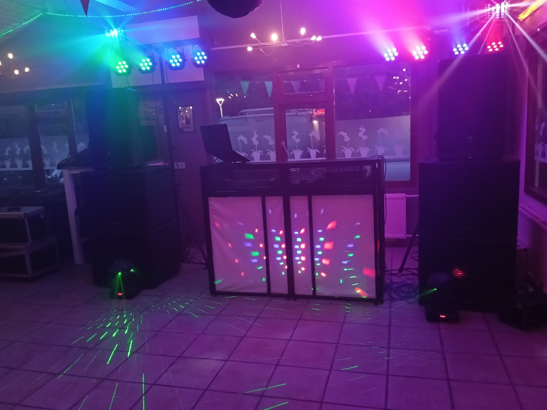 DJ Robert tijdens een dansfeest met 25 gasten bij ATV Toepad in Rotterdam