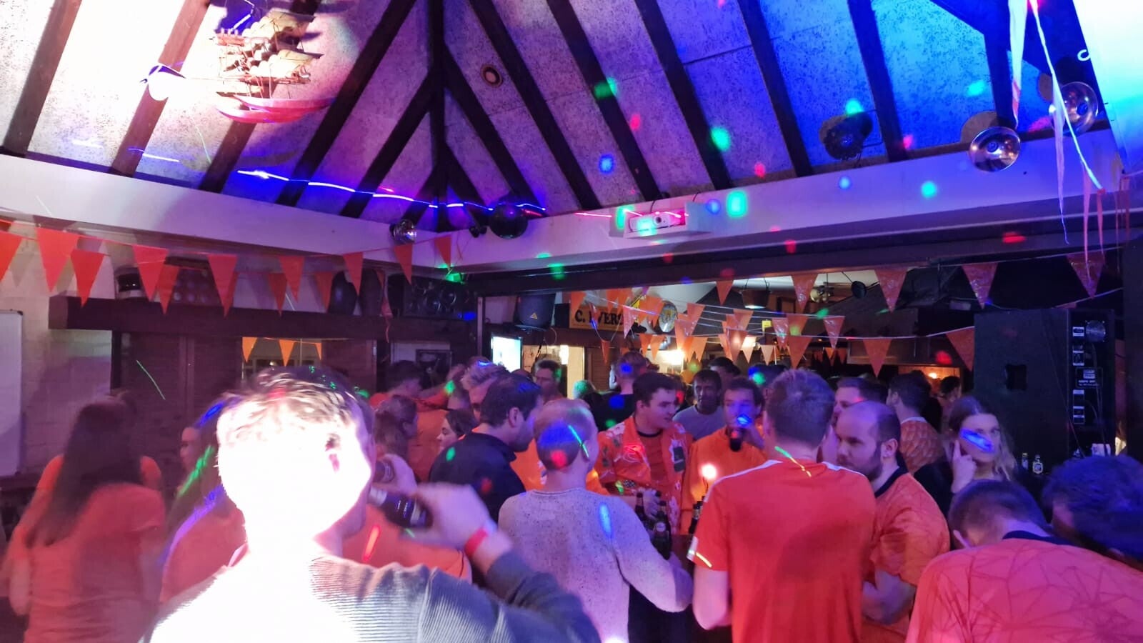 DJ Anton tijdens een feest van Anervo Entertainment