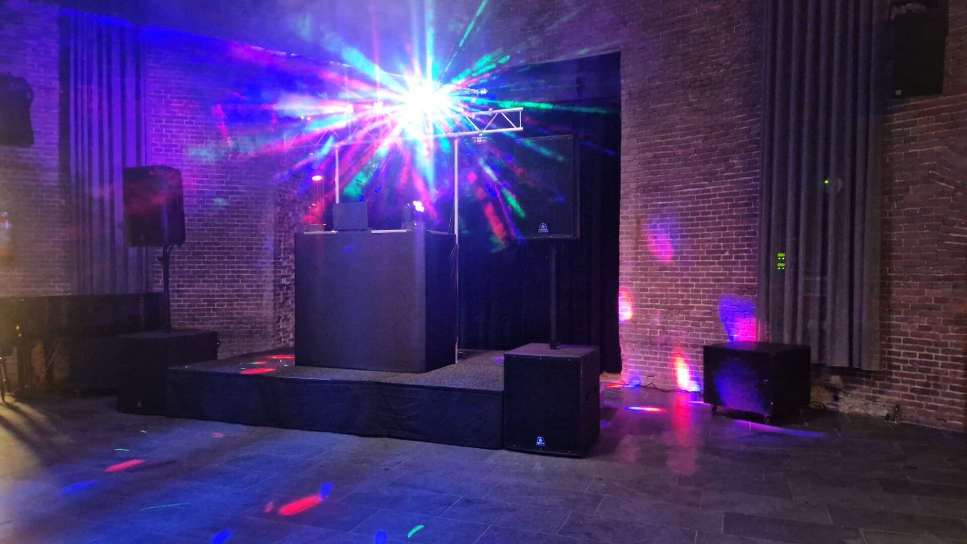 Sfeerbeeld van een DJ-show van Anervo Entertainment